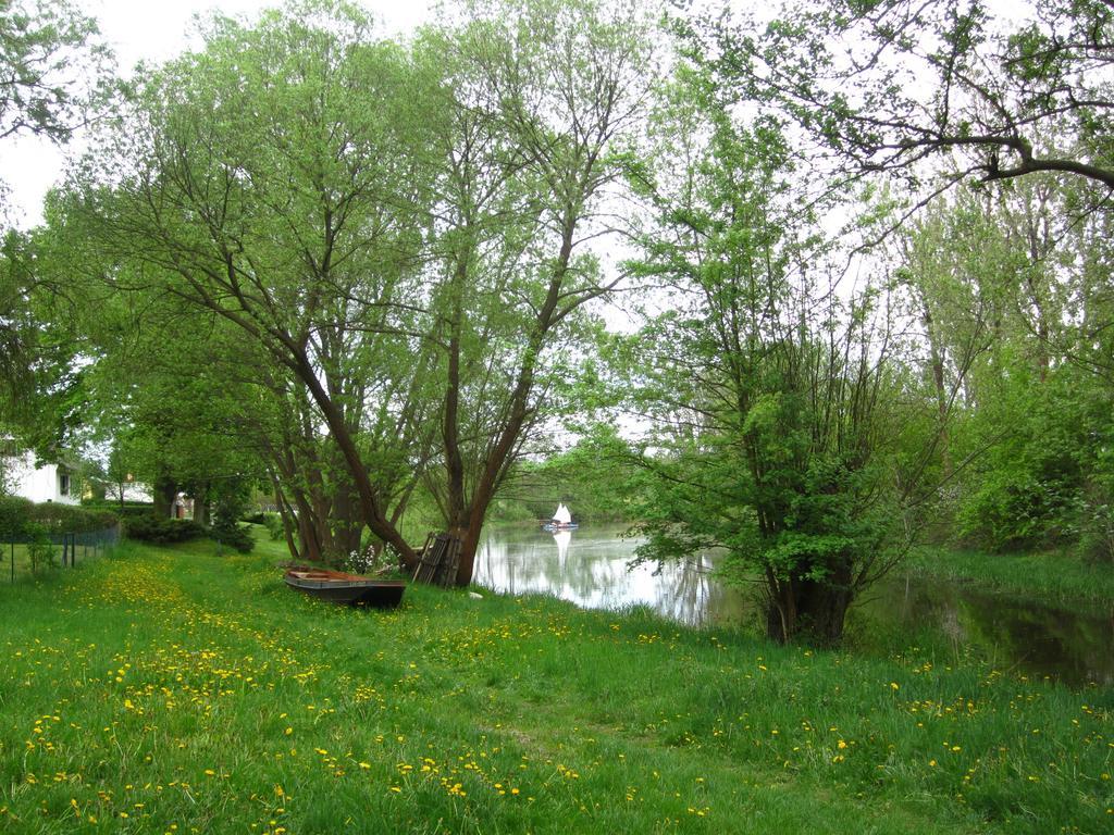 Ferienhäuser Golinski mit Kamin und umzäutem Grundstück am Neuendorfer See Alt Schadow Exterior foto