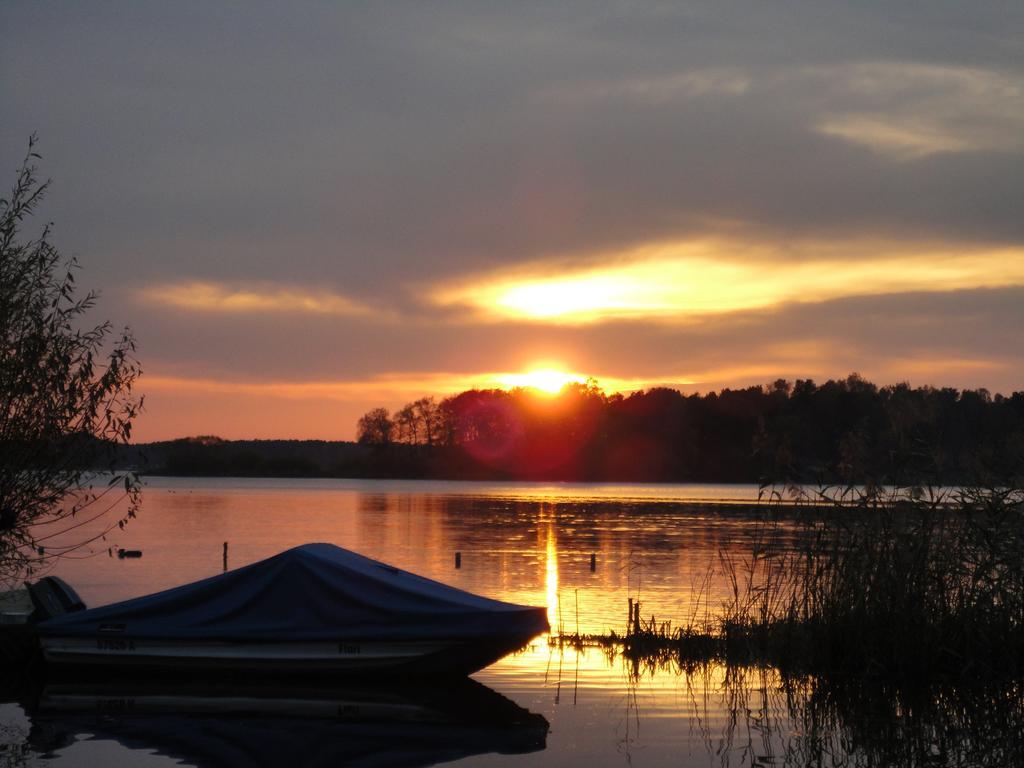 Ferienhäuser Golinski mit Kamin und umzäutem Grundstück am Neuendorfer See Alt Schadow Exterior foto
